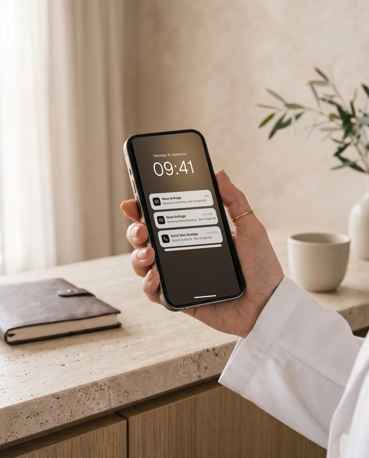 Hand im Arztkittel hält ein Smartphone mit Benachrichtigungen über neue Beratungsanfragen