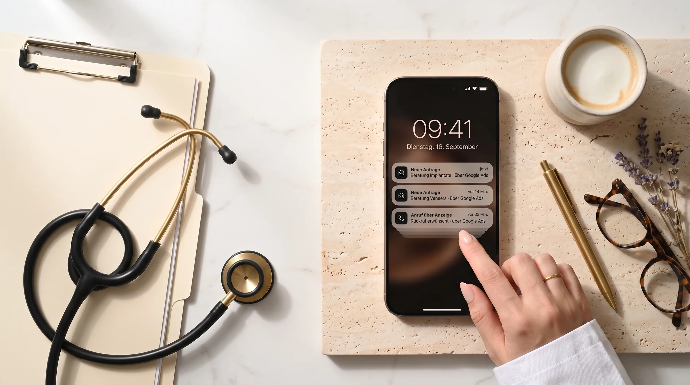 Smartphone auf einem Praxisschreibtisch mit Benachrichtigungen über neue Patientenanfragen, daneben ein Stethoskop