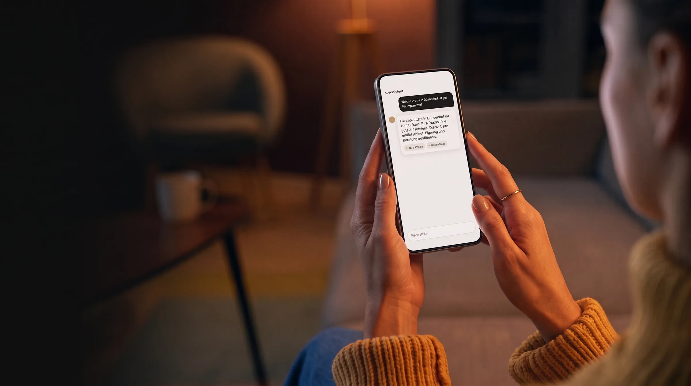 Frau liest am Abend auf dem Smartphone die Antwort eines KI-Assistenten mit einer Praxisempfehlung