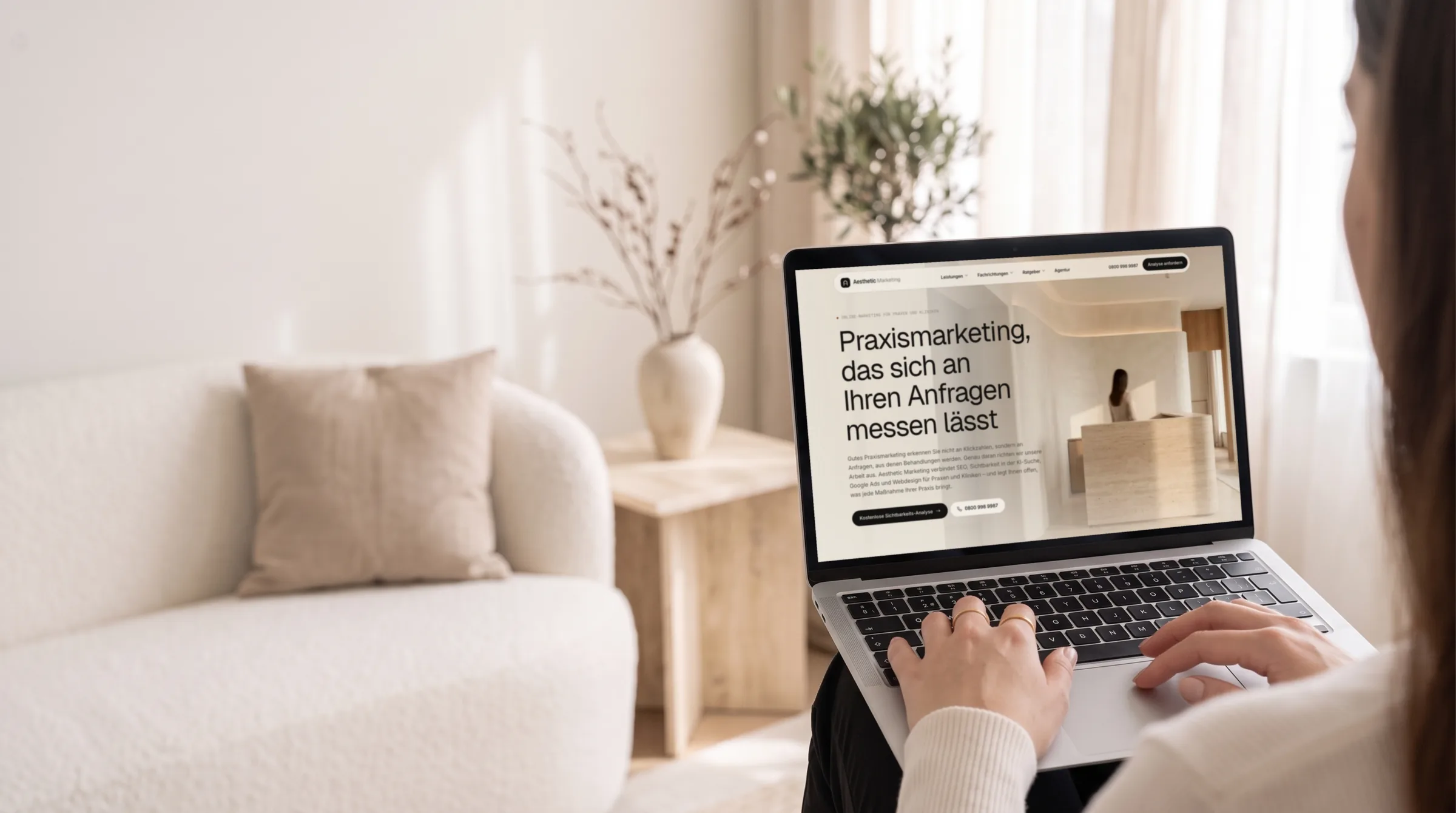 Frau am Laptop auf einer ruhig gestalteten Praxis-Website