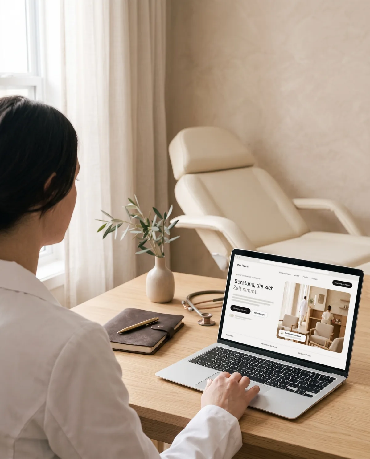 Ärztin im Sprechzimmer am Laptop, auf dem Bildschirm die ruhig gestaltete Startseite einer Praxis-Website